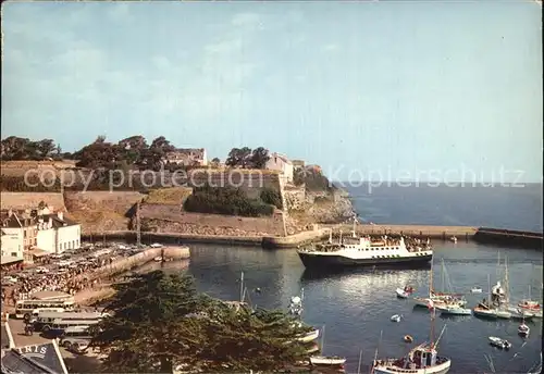 Belle Ile en Mer Le Guerveur dans le Port du Palais devant la Citadelle