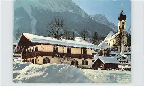 Grainau Ortsansicht mit Kirche Blick zur Zugspitze Wettersteingebirge im Winter Kat. Grainau