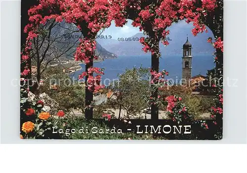 Limone Lago di Garda Blumenranken Durchblick zum Gardasee Kirchturm
