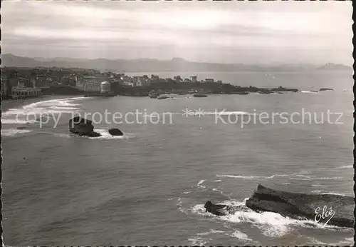 Biarritz Pyrenees Atlantiques Vue d ensemble de la Grande Plage Rocher de la Vierge Kat. Biarritz