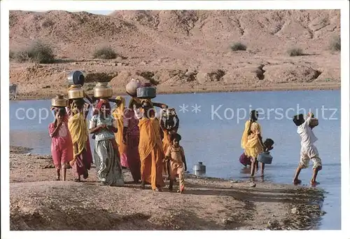 Rajasthan Frauen am Fluss beim Wasserholen