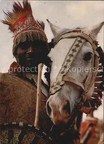 Typen Afrika Warrior in traditional Dress Ethiopia Pferd 