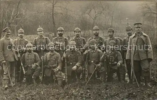 Militaria WK1 Gruppenfoto Soldaten im Felden mit Gewehr