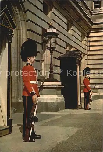 Leibgarde Wache Queen s Guard Buckingham Palace London  Kat. Polizei