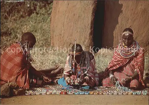 Typen Afrika Masai Women displaying their beads 