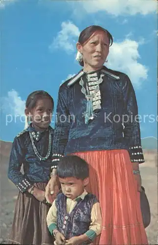 Indianer Native American Indian mother and her children  Kat. Regionales