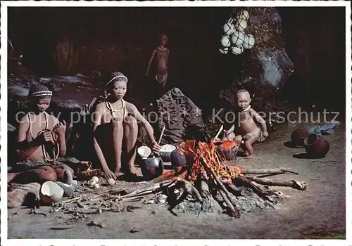 Hoehlen Caves Grottes Bushman Family preparing a meal Cango Caves Oudtshoorn Kat. Berge