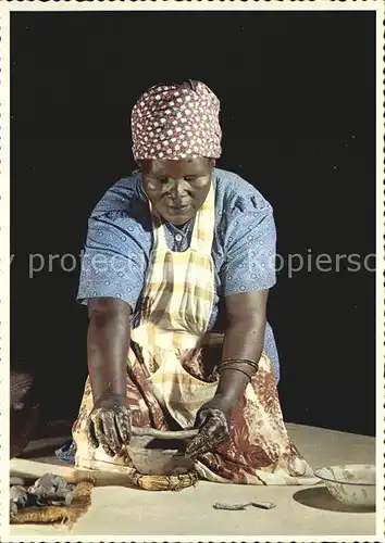 Typen Afrika Cape Town Zulu Woman Potter at Work 