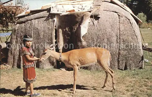 Indianer Native American Chippewa Child feeding deer Wash Gech Fort Mille Lacs  Kat. Regionales