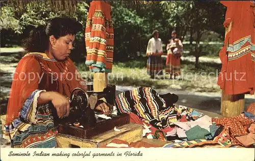 Naehmaschine Seminole Indian making colorful Garments Florida  Kat. Handarbeit