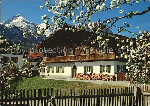 Garmisch Partenkirchen Bauernhof im Fruehling mit Zugspitzgruppe Kat. Garmisch Partenkirchen
