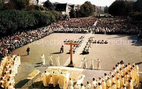 Lourdes Hautes Pyrenees Les Malades assistant au Chemin de Croix et la Messe sur le parvis du Rosaire Kat. Lourdes