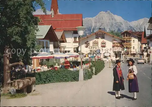 Seefeld Tirol Dorfstrasse mit Wettersteingebirge Tracht Kat. Seefeld in Tirol