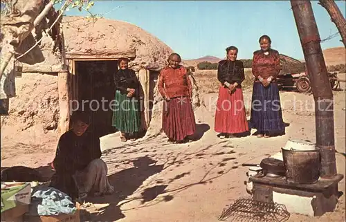 Indianer Native American Navajo Indian Women Hogan  Kat. Regionales