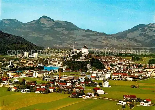 Kufstein Tirol Alpenstadt mit historischer Festung Grenzstadt gegen Spitzstein Fliegeraufnahme Kat. Kufstein