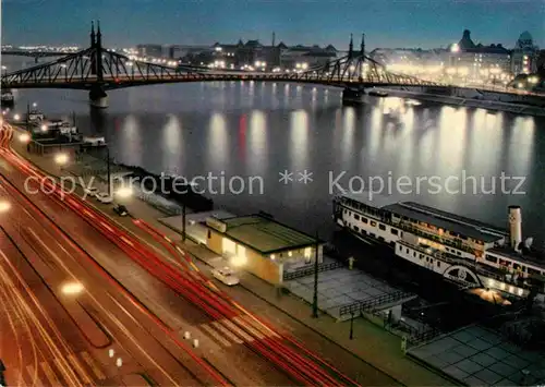 Budapest bei Nacht Teilansicht Donaudampfer Bruecke Kat. Budapest