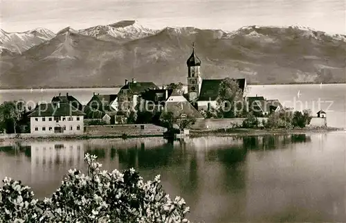 Wasserburg Bodensee Halbinsel mit oesterreichischen Alpen Kat. Wasserburg (Bodensee)