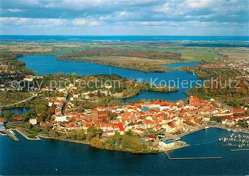 Waren Mueritz Altstadt mit Stadthafen und Tiefwarensee Fliegeraufnahme Kat. Waren Mueritz