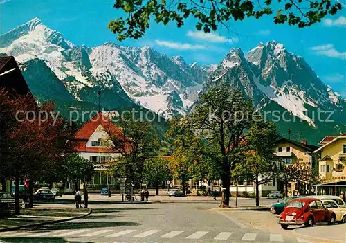 Garmisch Partenkirchen Marktplatz mit Spielbank gegen Zugspitzgruppe Wettersteingebirge Kat. Garmisch Partenkirchen