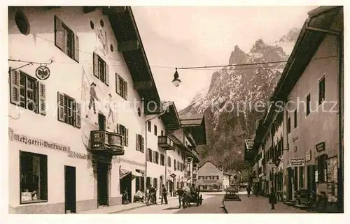 Mittenwald Bayern Untere Marktstrasse mit Viererspitze Kat. Mittenwald