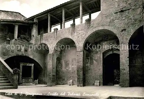 San Gimignano Cortile del Palazzo Comunale