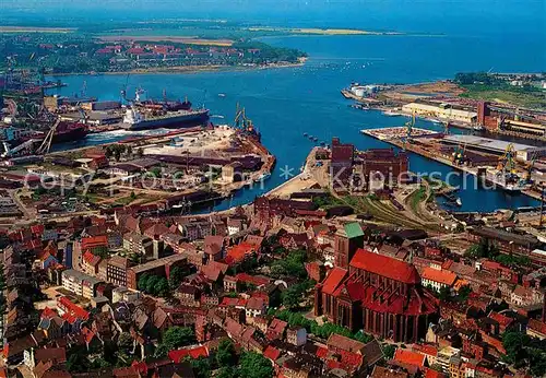 Wismar Mecklenburg Altstadt mit Nikolaikirche und Hafen Fliegeraufnahme