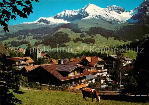 Adelboden Ortsansicht mit Kirche Kuh Blick zur Bonderspitz Kleinlohner Bonderchrinde Berner Alpen Kat. Adelboden