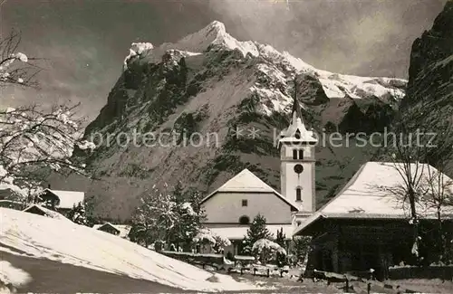 Grindelwald Ortsansicht mit Kirche im Winter Wetterhorn Berner Alpen Kat. Grindelwald