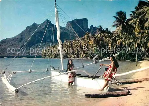 Bora Bora Piroque a Voile sur la Plage de l Hotel Bora Bora Kat. Franzoesisch Polynesien