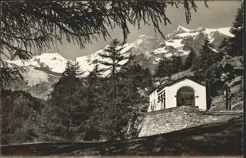 Saas Fee Die Saas Fee Kapelle zur Hohen Stiege mit Blick auf Alphubel Taeschhorn Dom und Lenzspitze Kat. Saas Fee