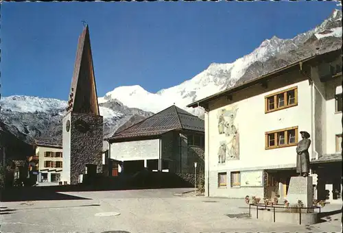 AK / Ansichtskarte Saas Fee Dorfplatz mit Alpenpanorama Kat. Saas Fee