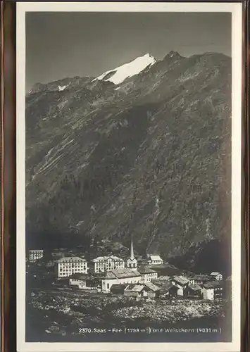 AK / Ansichtskarte Saas Fee Blick auf Saas Fee und Weisshorn Kat. Saas Fee