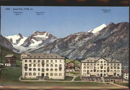 AK / Ansichtskarte Saas Fee Grand Hotel Belle Vue mit Blick auf Fletschhorn Laquinhorn Weissmies Kat. Saas Fee