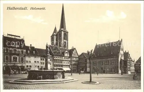 AK / Ansichtskarte Halberstadt Holzmarkt Brunnen Kirche Kat. Halberstadt