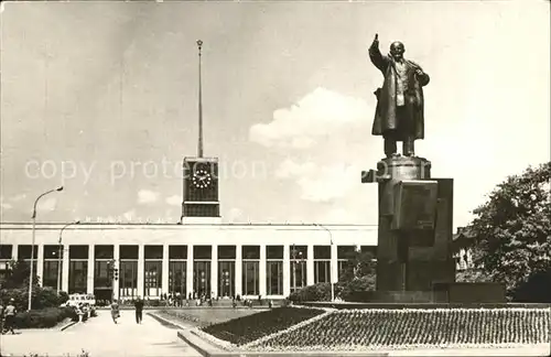 AK / Ansichtskarte St Petersburg Leningrad Leninplatz Denkmal Statue / Russische Foederation /Nordwestrussland