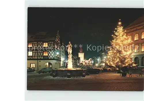 AK / Ansichtskarte Gengenbach Marktplatz Brunnen Weihnachtsbaum Nachtaufnahme Kat. Gengenbach Schwarzwald