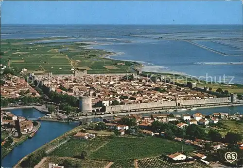 AK / Ansichtskarte Aigues Mortes Gard Cite medievale vue aerienne Kat. Aigues Mortes