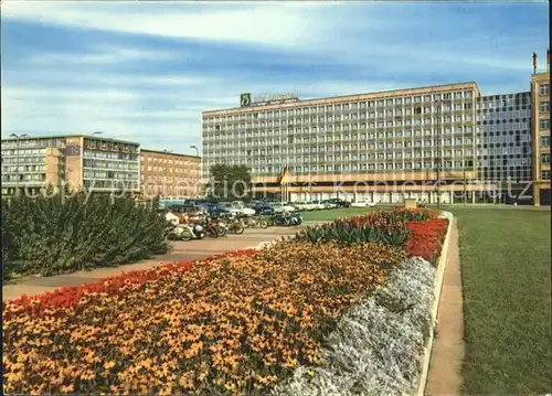 AK / Ansichtskarte Leipzig Karl Marx Platz Post Hotel Deutschland Messestadt Blumenbeet Kat. Leipzig