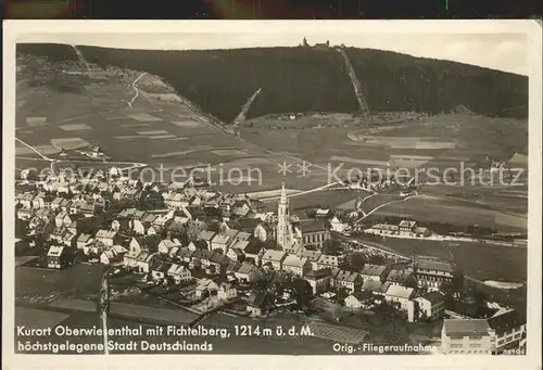 AK / Ansichtskarte Oberwiesenthal Erzgebirge Kurort mit Fichtelberg Original Fliegeraufnahme Kat. Oberwiesenthal