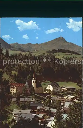 AK / Ansichtskarte Fieberbrunn Tirol Ortsansicht mit Kirche Blick gegen Kitzbueheler Horn Kat. Fieberbrunn