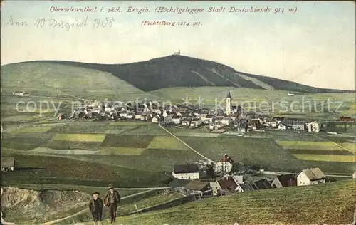 AK / Ansichtskarte Oberwiesenthal Erzgebirge Panorama mit Blick zum Fichtelberg Kat. Oberwiesenthal