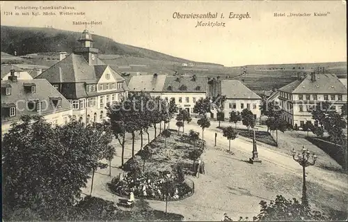 AK / Ansichtskarte Oberwiesenthal Erzgebirge Marktplatz Hotel Fichtelberg Unterkunftshaus Kat. Oberwiesenthal