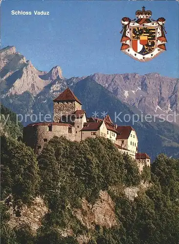 AK / Ansichtskarte Vaduz Schloss mit Wappen Residenz des Fuersten von Liechtenstein Kat. Vaduz