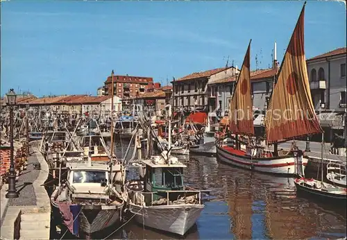 AK / Ansichtskarte Cesenatico Porto Canale Kanal Hafen Fischerboote Kat. Italien