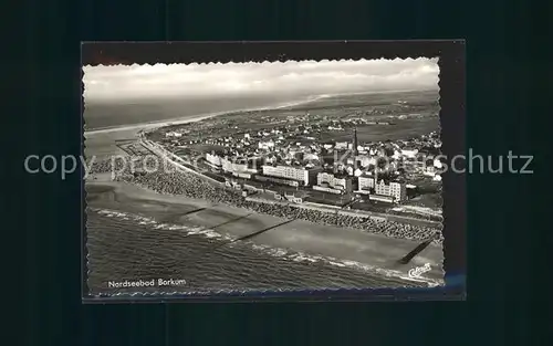 AK / Ansichtskarte Borkum Nordseebad Fliegeraufnahme Strand und Ort