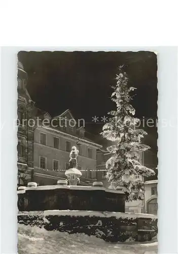 AK / Ansichtskarte Poessneck Marktbrunnen mit Weihnachtsbaum bei Nacht Kat. Poessneck