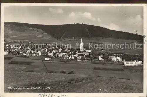 AK / Ansichtskarte Oberwiesenthal Erzgebirge Gesamtansicht mit Fichtelberg Kat. Oberwiesenthal