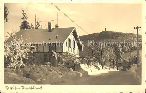 AK / Ansichtskarte Hain Oybin Ortspartie mit Blick zum Hochwald Aussichtsturm Zittauer Gebirge im Winter Kat. Kurort Oybin