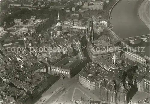 AK / Ansichtskarte Dresden Blick ueber den Neumarkt Elbe Bruecke Fliegeraufnahme Kat. Dresden Elbe