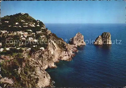 AK / Ansichtskarte Capri Panorama Kueste Faraglioni Felsen Kat. Golfo di Napoli